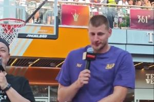 段冉观看约基奇中国行！后者与粉丝互动投篮 表示一切太棒了