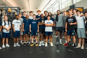 努力😤塔图姆参加肯巴-沃克的婚礼 当天还借用学校的健身房训练