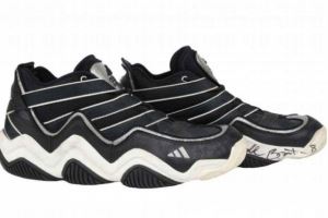 科比生涯首次首发所穿阿迪签名球鞋拍出24万美元 个人球鞋第二高