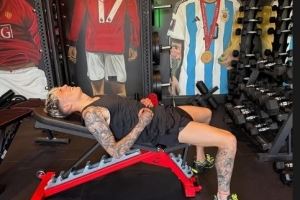 等待确定未来！加纳乔晒健身房训练照